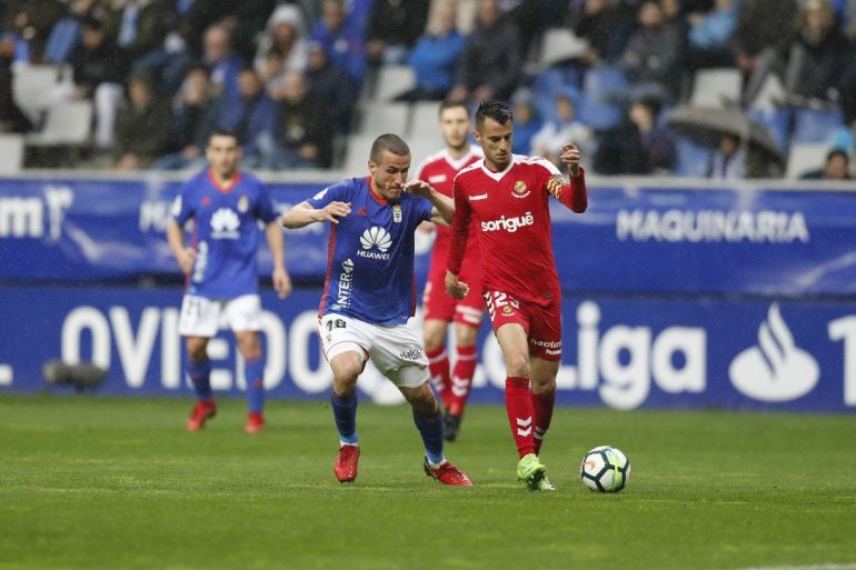 Sergio Tejera es presionado por Christian Fernández en el partido disputado en el Carlos Tartiere.