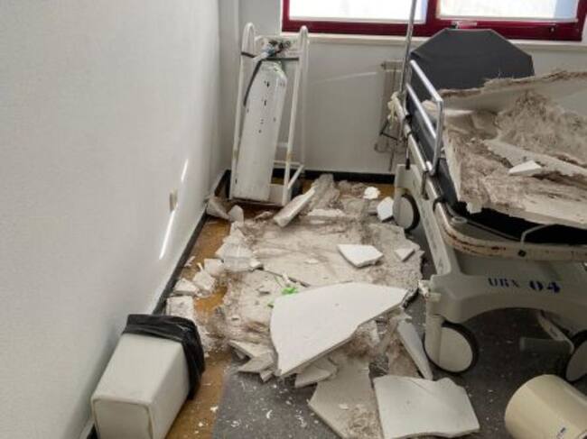 Estado de la sala Covid tras la caída del falso techo en el Centro de Salud de A Guarda.