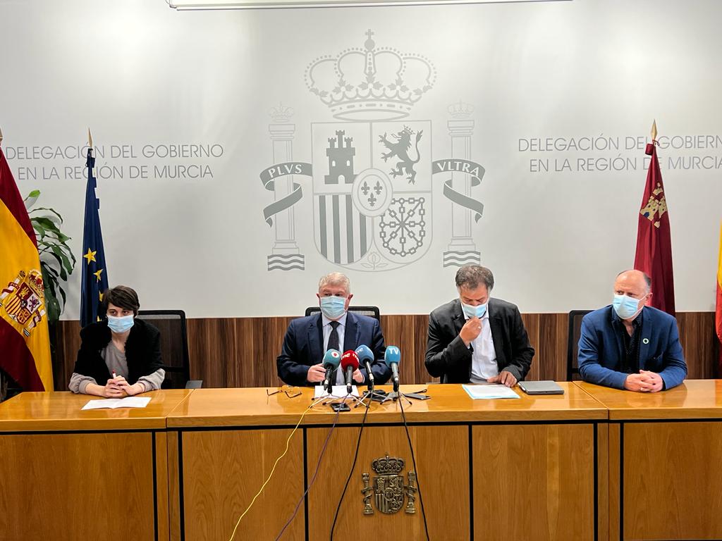 El delegado del Gobierno, José Vélez, junto a los responsables de Cepaim, Accen y Cruz Roja