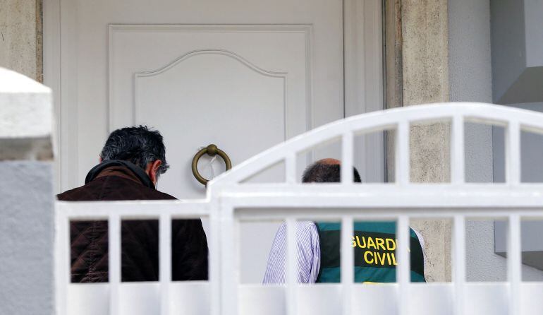 Agentes de la Unidad Central Operativa (UCO) de la Guardia Civil registran el domicilio familiar del expresidente de Banesto Mario Conde