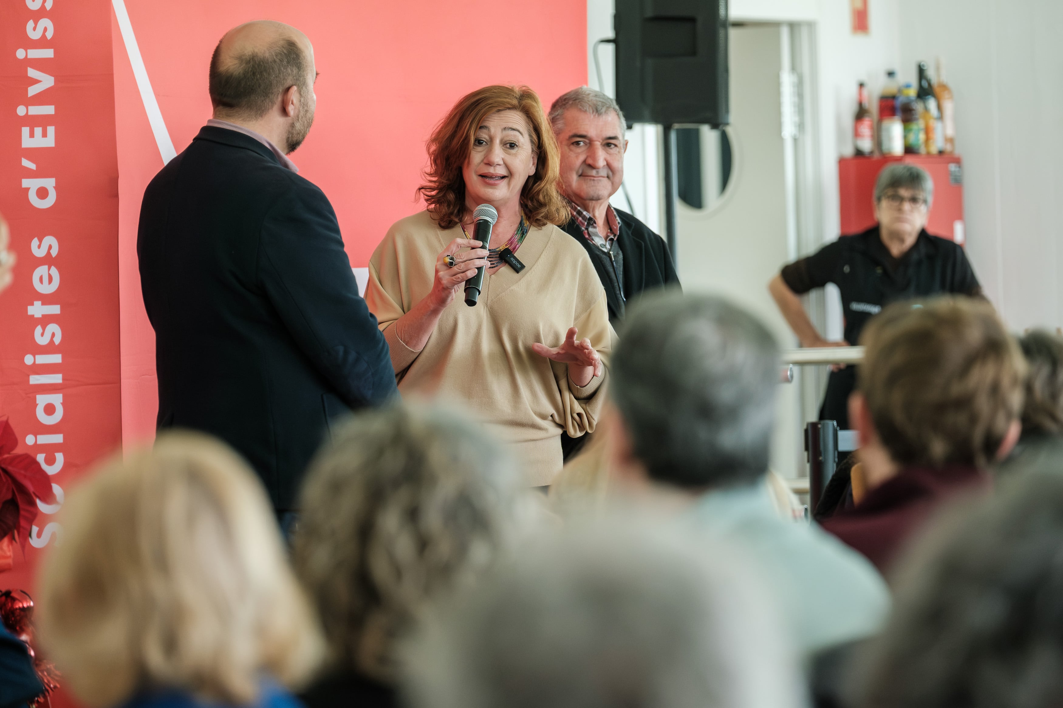 IBIZA, 13/12/2025.- La presidenta del Congreso, Francina Armengol (2i), acompañada por Vicent Roselló (i), secretario general PSOE, y Josep Marí ?Marge (3i)?, secretario general PSOE Sant Antoni, asiste a la comida solidaria de la Federación Socialista de Ibiza este sábado en Ibiza. EFE/ Sergio G. Cañizares
