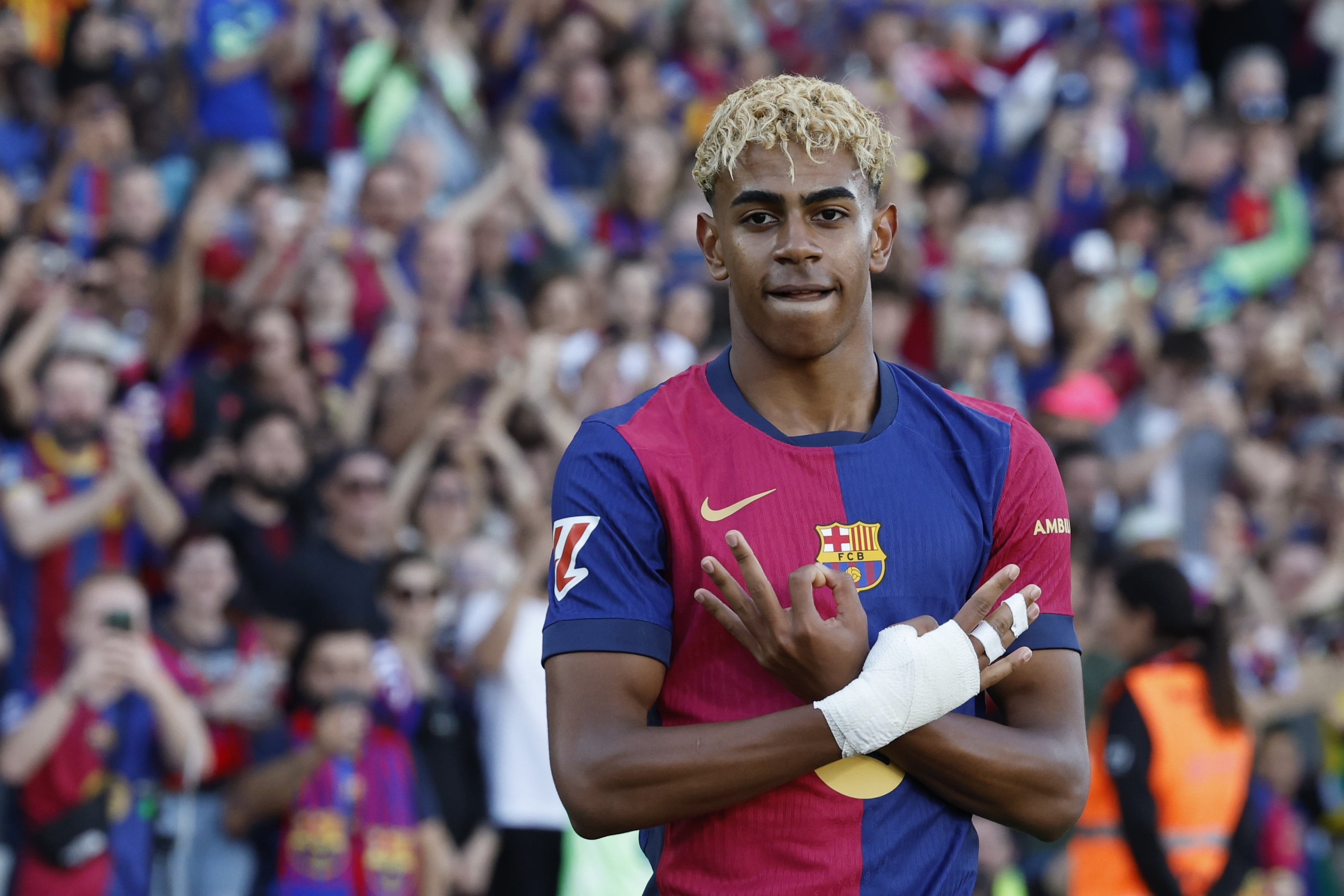 BARCELONA, 03/10/2025.- La última estrella mundial del fútbol, Lamine Yamal, no se olvida de sus orígenes en el barrio de Rocafonda y este verano ha blindado el gesto con el que celebra sus goles, el '304', los tres últimos dígitos del código postal de su barrio en Mataró (Barcelona), para una amplia diversidad de posibilidades comerciales en la UE, entre ellas prendas de ropa y deportivas de todo tipo y mochilas. En la imagen de archivo (17/05/2025), Yamal celebra el primer gol de su equipo durante el encuentro de la jornada 37 de LaLiga entre FC Barcelona y Villarreal. FEFE/ archivo/ Toni Albir