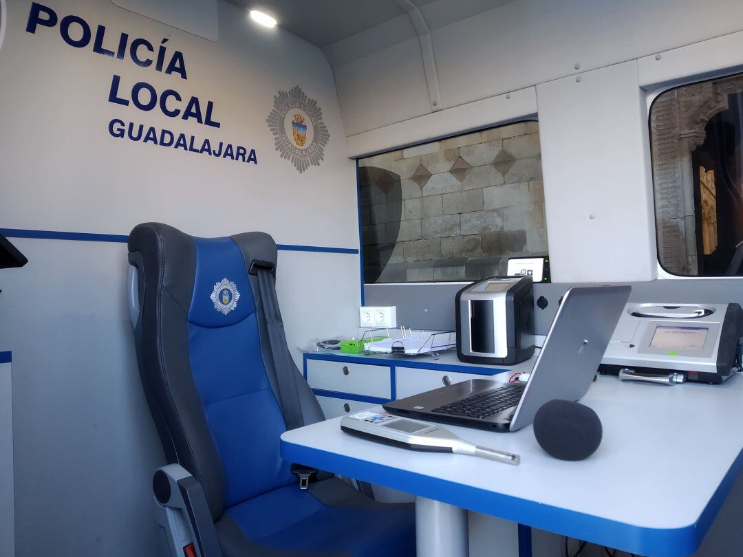 Interior furgón atestados Policía Local Gu