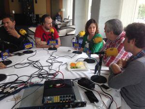 Isabel Ambrosio, en plena tertulia deportiva con el equipo de la SER