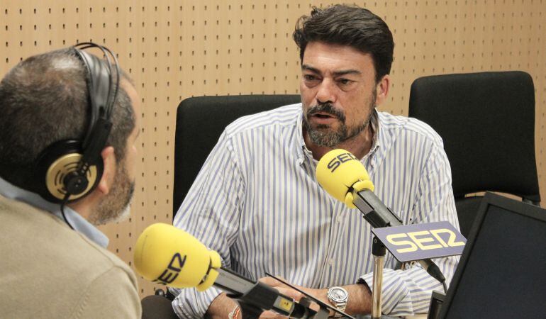 Luis Barcala durante la entrevista