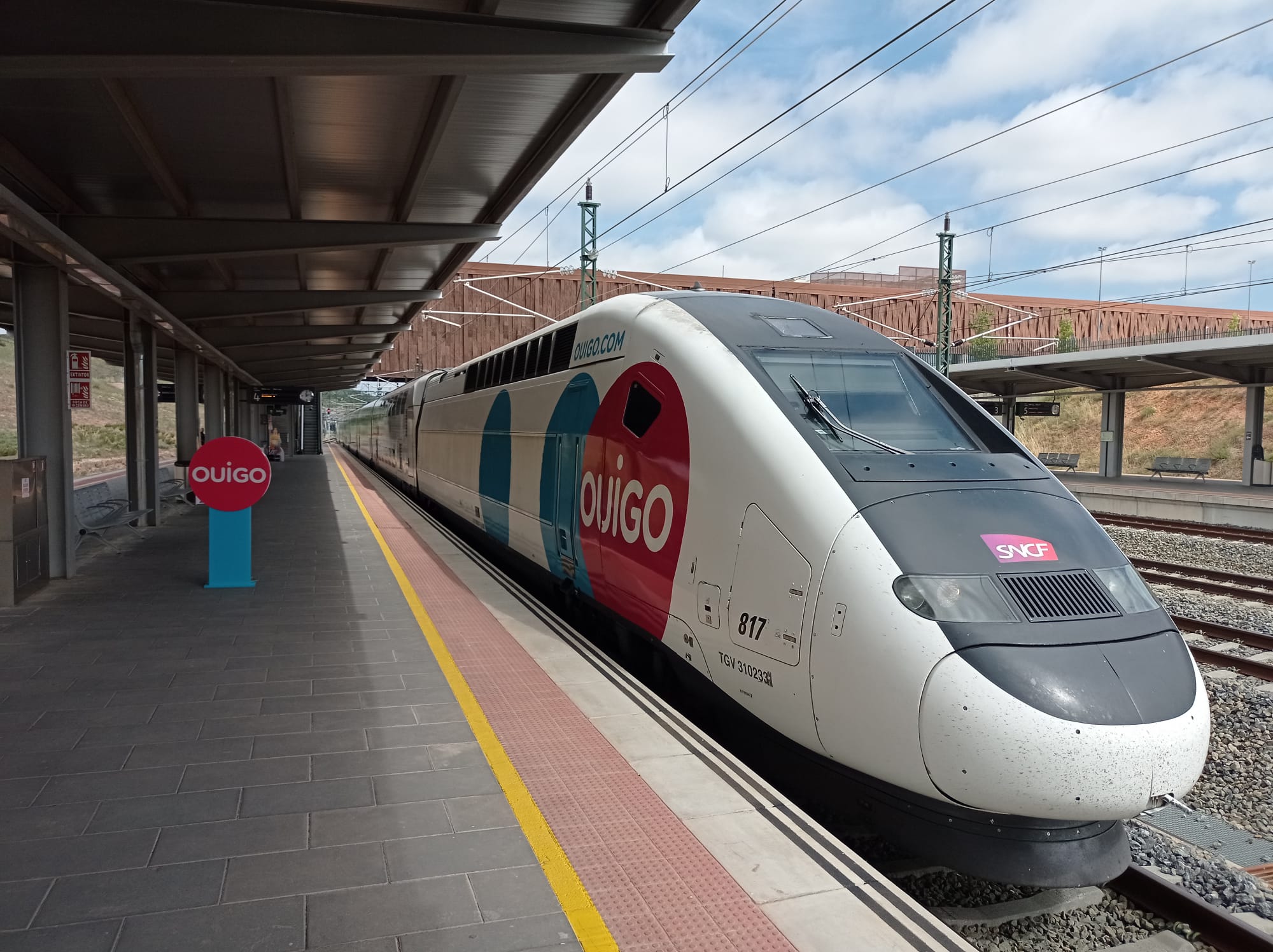 Primer tren de la compañía Ouigo hace su entrada en la estación Fernando Zóbel de Cuenca