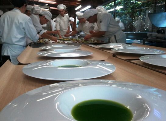 El equipo de cocina, en plena faena.