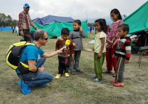 Charlando con los niños durante una conexión informátiva