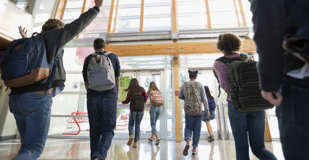 Menores a la salida de un centro educativo.