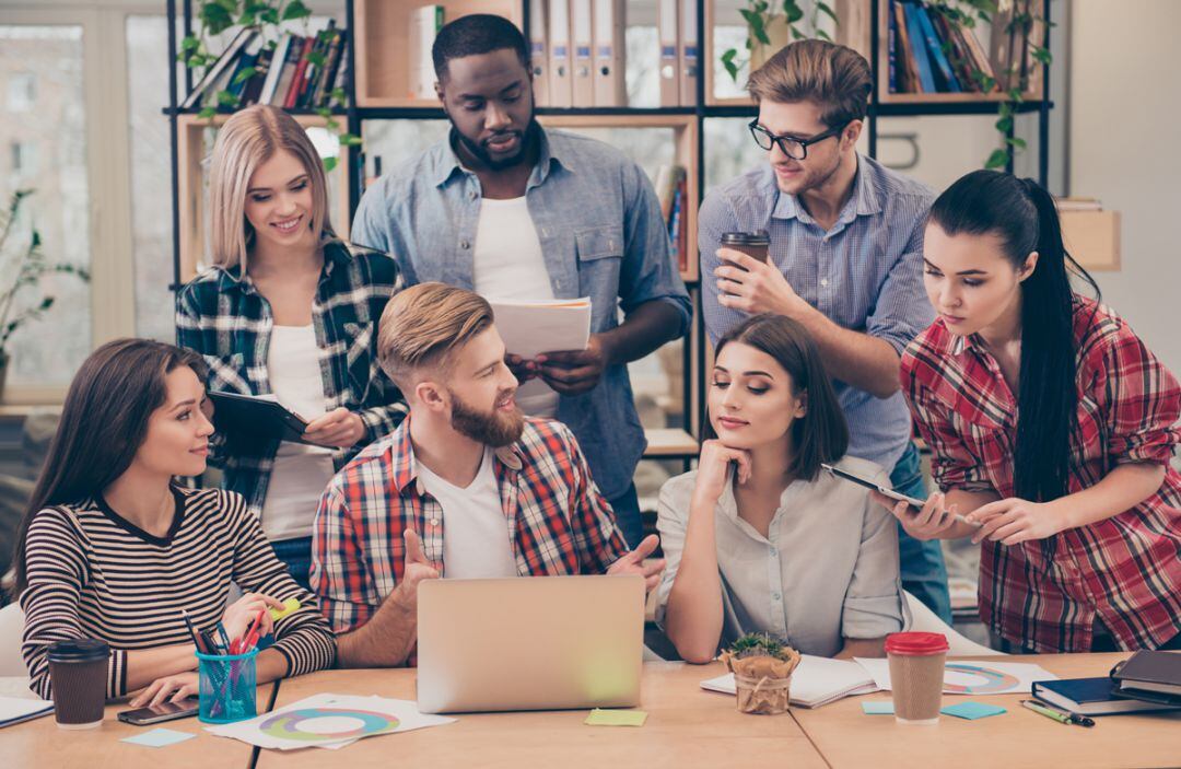 Els perfils tecnològics especialitzats en UX  UI design, desenvolupament web i anàlisi de dades són els més buscats del mercat