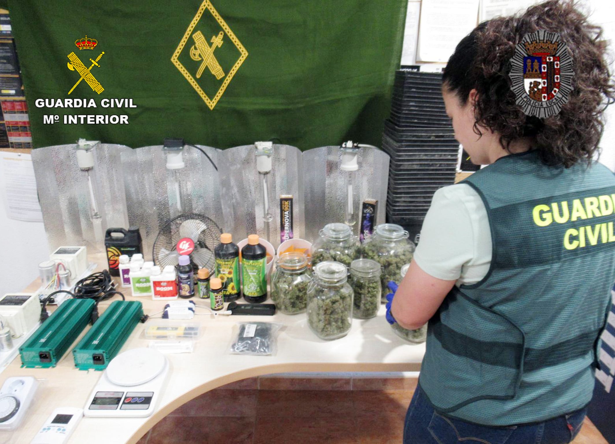 Agente de la Guardia Civil con todo el material aprehendido en Jumilla