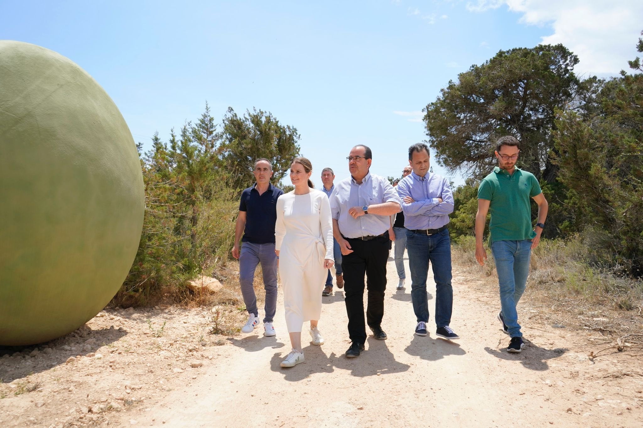 La coalición de gobierno durante una visita de Prohens a la isla