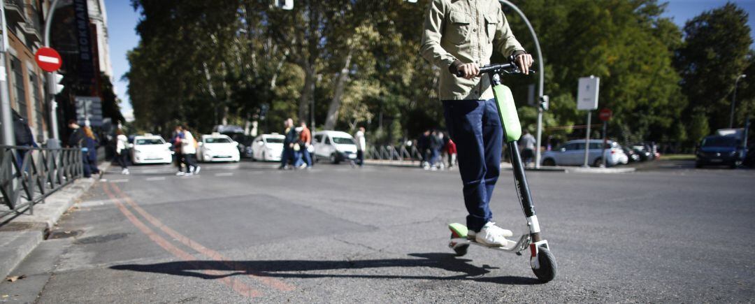 Imagen de archivo de un patinete eléctrico en circulación