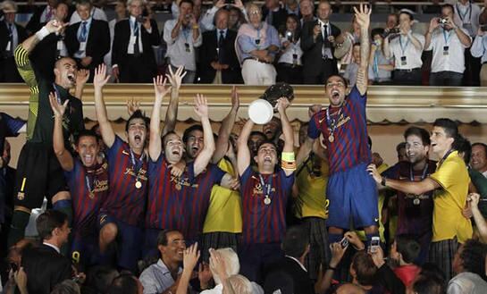 Los jugadores del Barcelona celebran su triunfo en la Supercopa de Europa