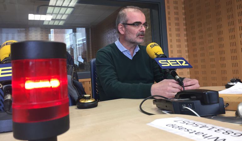 El gerente de AUVASA, Andrés Bernabé Rodríguez, en los estudios de la SER