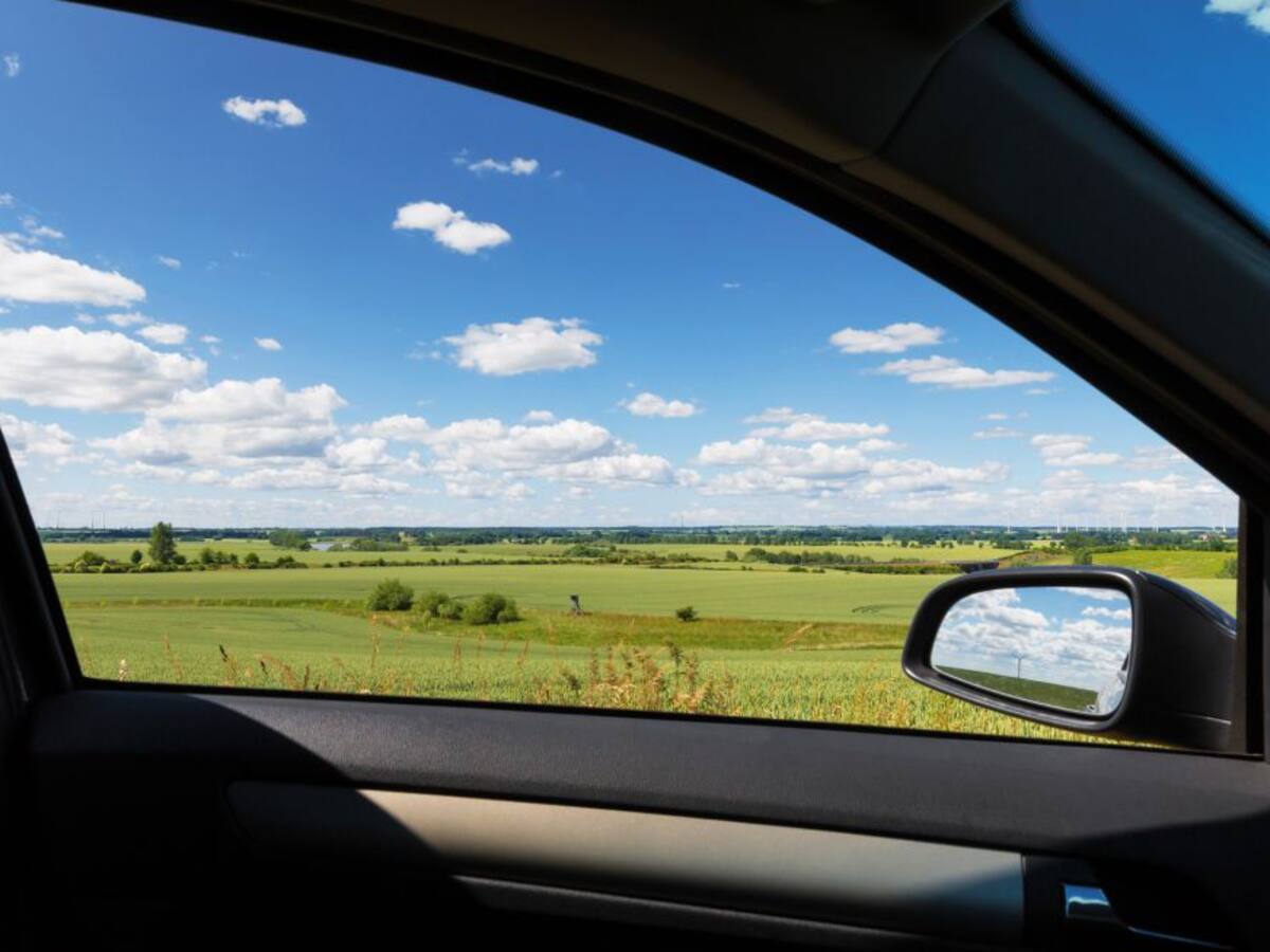 Así es como tienes que colocar los espejos retrovisores para evitar los puntos ciegos, según la Guardia Civil