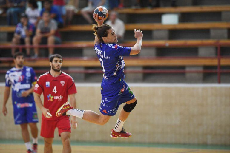 Mario López, en acción de lanzamiento ante el Alcobendas, es uno de los estiletes del Ademar