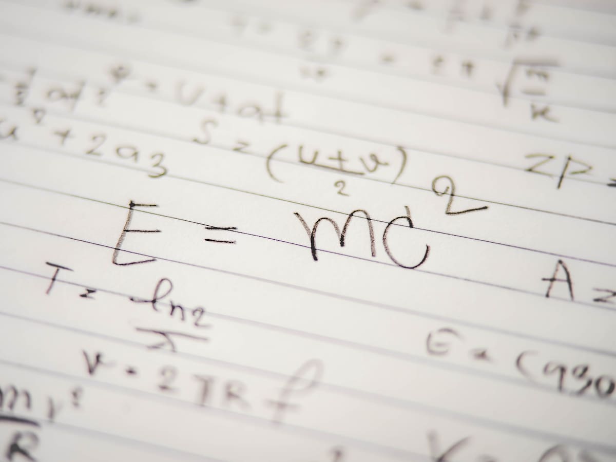 "No hay dos cosas más iguales que dos líneas paralelas": la curiosa historia detrás del signo 'igual'