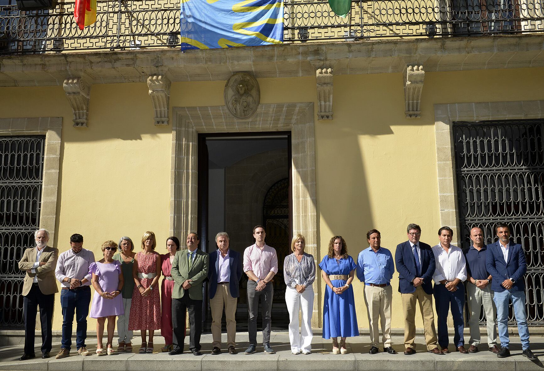 Minuto de silencio a las puertas del Ayuntamiento de Jerez