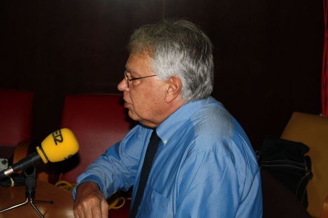 Felipe Gonzalez, en el transcurso de la entrevista