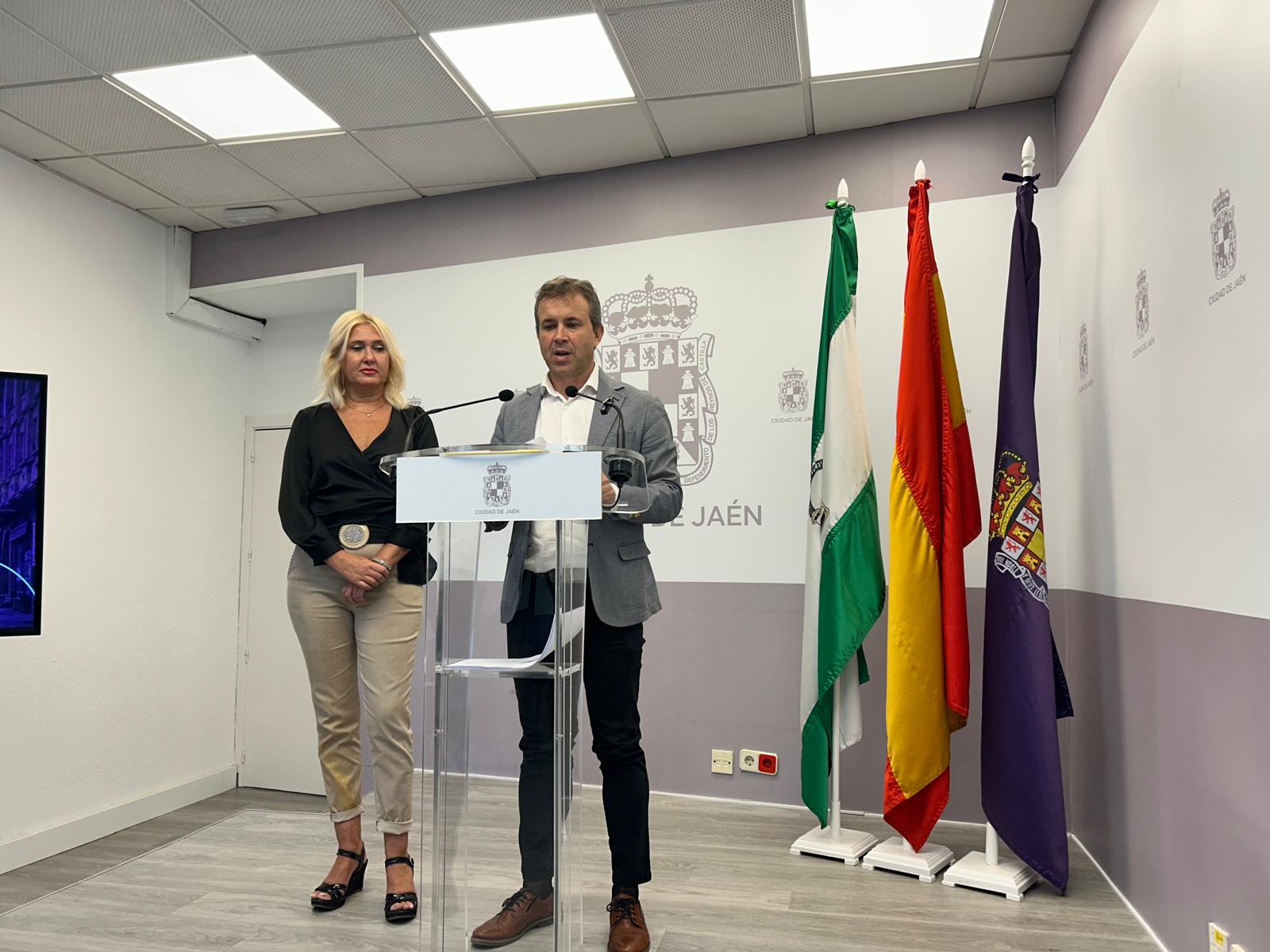 La primera teniente de alcalde, María Espejo, y el alcalde de Jaén, Julio Millán.