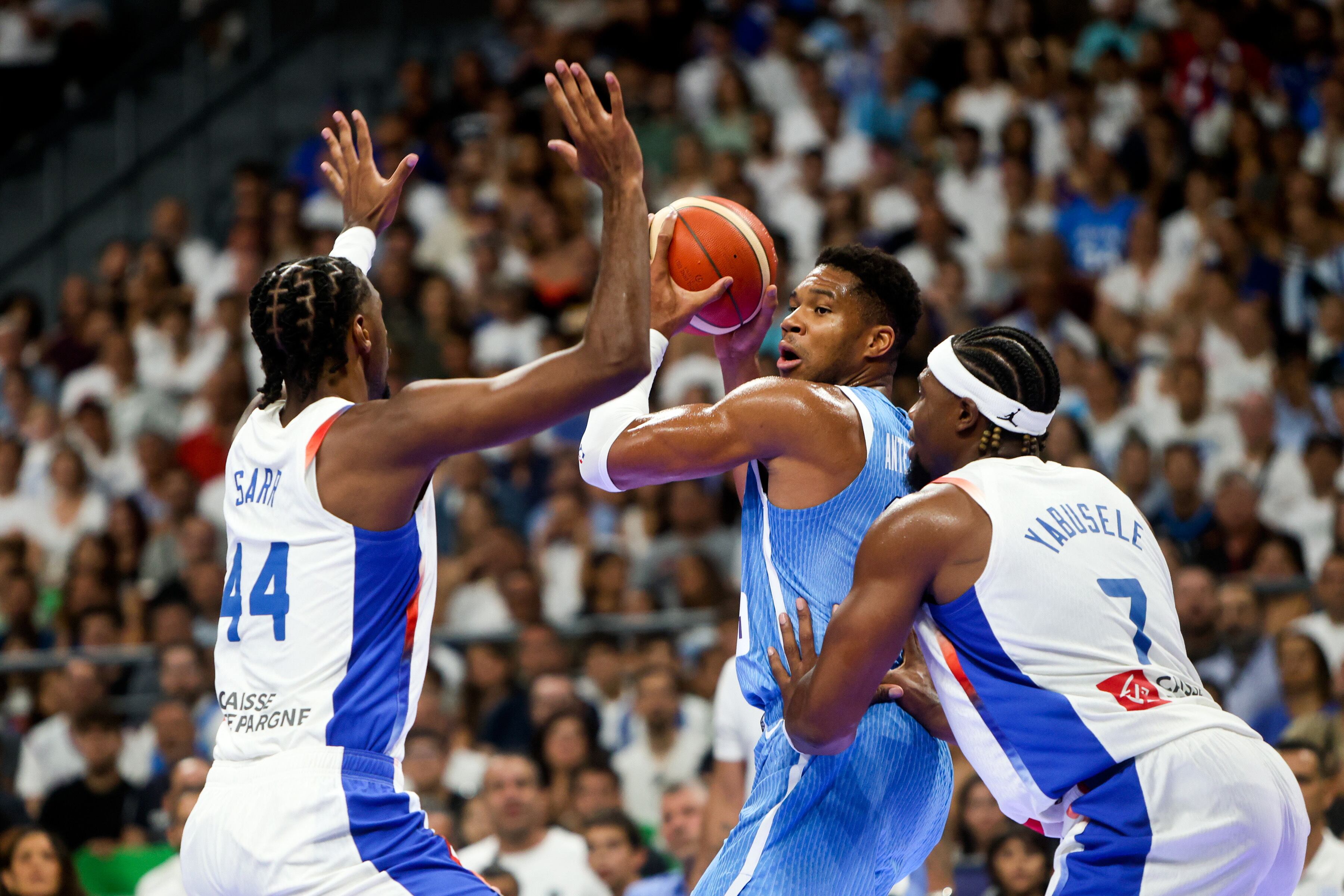 Giannis Antetokounmpo juega ante el francés Guerschon Yabusele