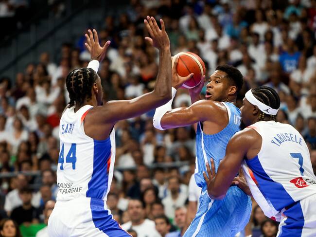Giannis Antetokounmpo juega ante el francés Guerschon Yabusele