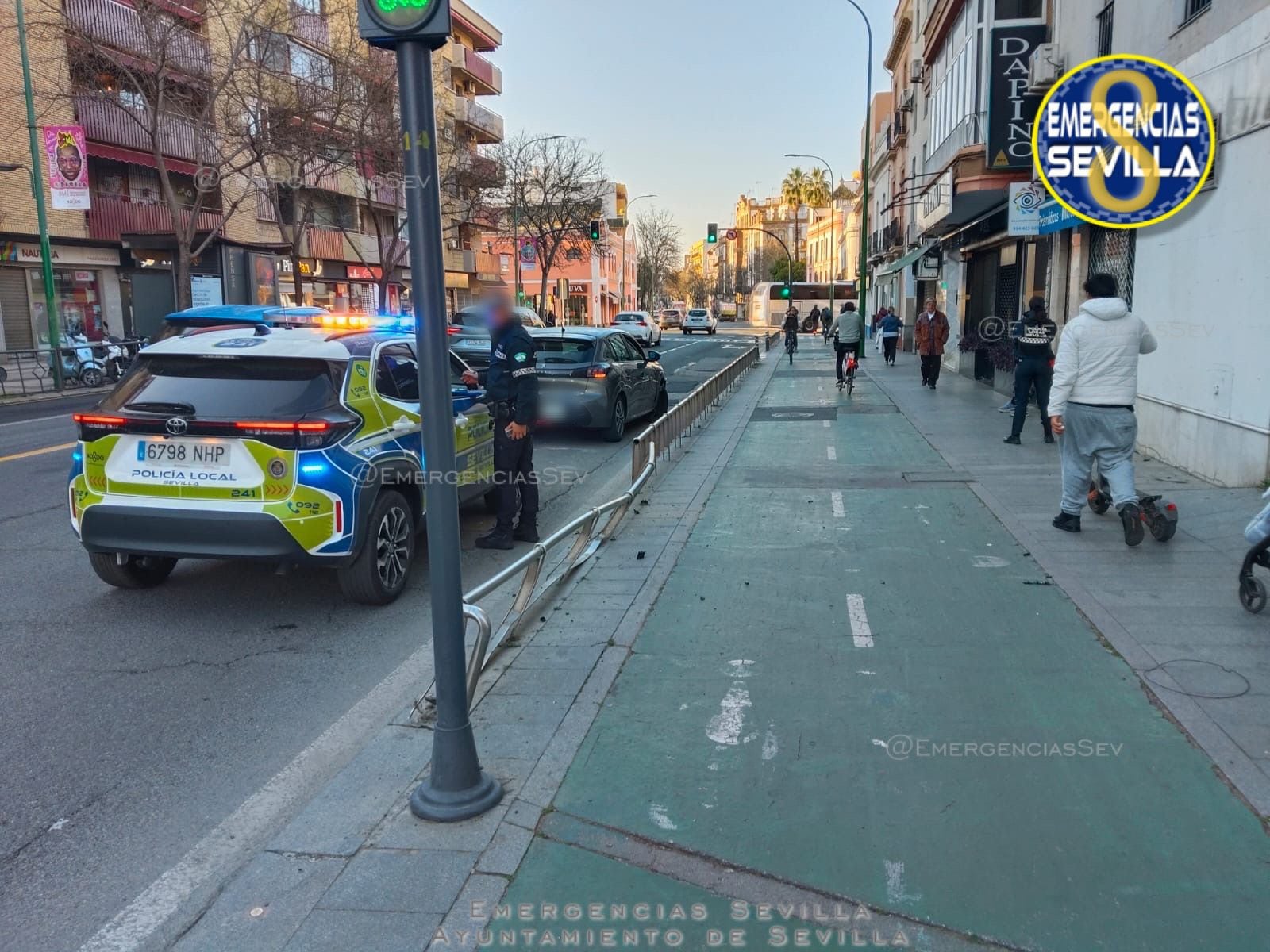 Un turismo choca contra la valla del carril bici en María Auxiliadora. Emergencias Sevilla.