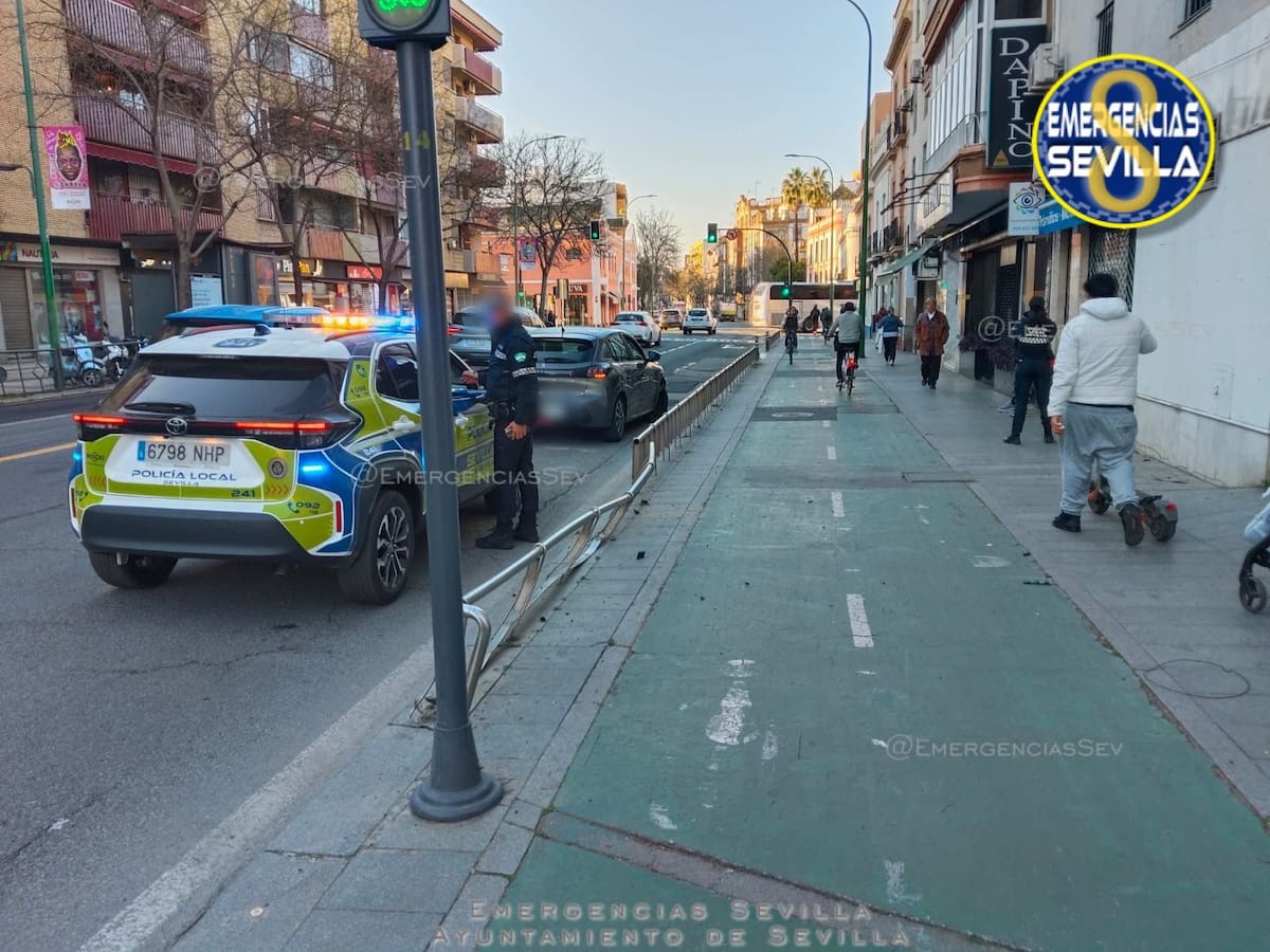 El conductor de un turismo da positivo en drogas tras chocar con el vallado del carril bici en María Auxiliadora