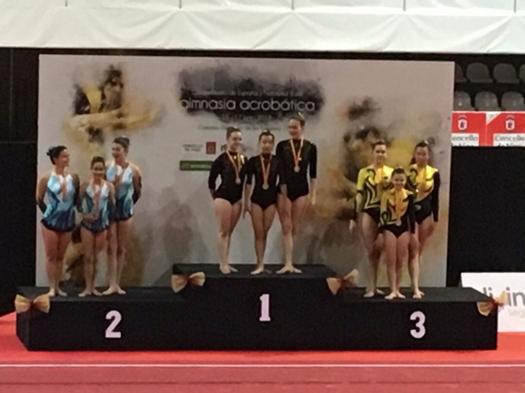 Gimnastas del club Burgas haciendo podio en una competición