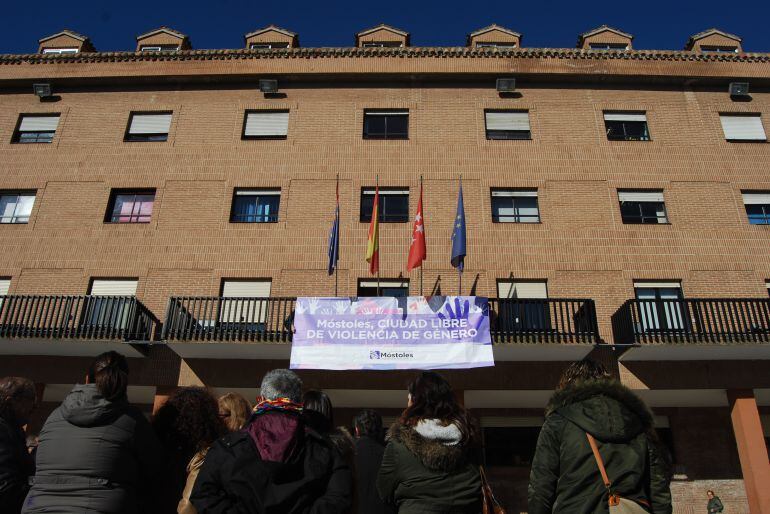 La pancarta &quot;Móstoles, CIUDAD LIBRE DE VIOLENCIA DE GÉNERO colgará del balcón consistorial hasta el 25 de noviembre