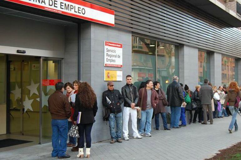 Parados haciendo cola ante una oficina de empleo