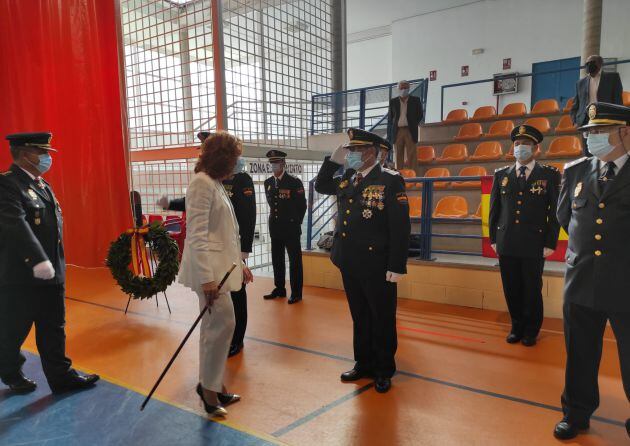 Mari Ángeles Herreros, subdelegada del Gobierno y Alberto Camacho, Comisario Jefe, pasando revista a la formación