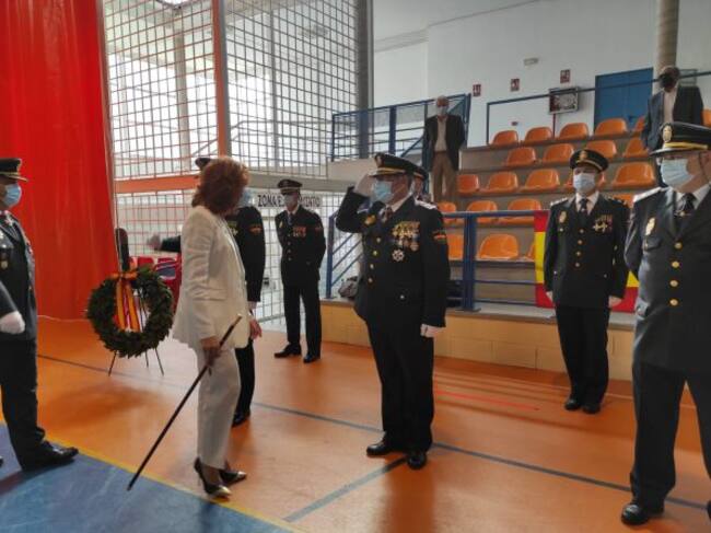 Mari Ángeles Herreros, subdelegada del Gobierno y Alberto Camacho, Comisario Jefe, pasando revista a la formación