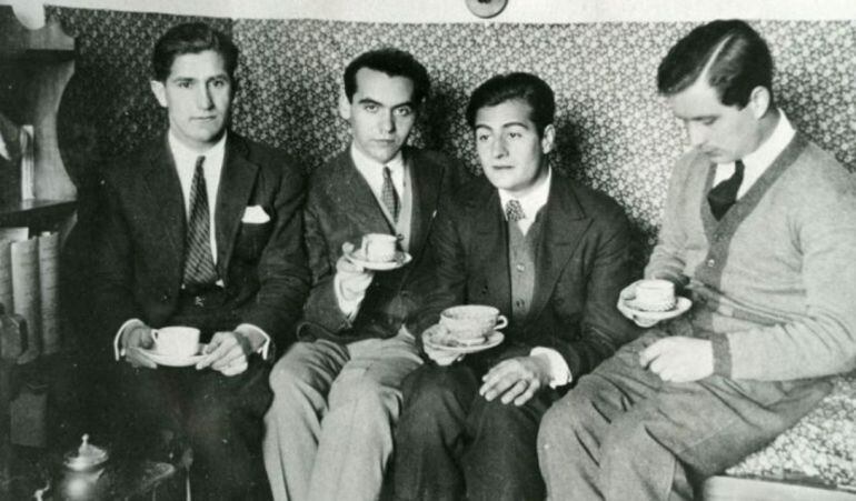 Lorca, el segundo por la izquierda, en una imagen tomada en la residencia de estudiantes