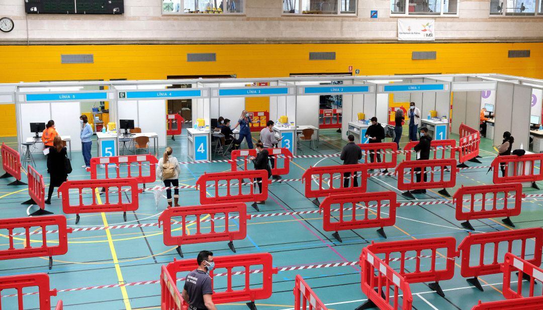 Varias personas realizan cola para que les suministren la vacuna contra la Covid-19 en Palma.