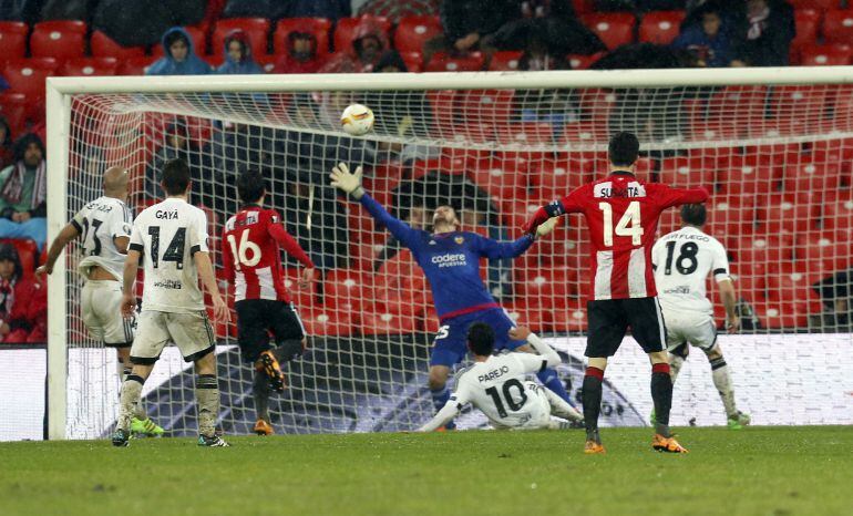 GRA441. BILBAO, 10032016.- El portero australiano del Valencia Mathew Ryan no puede evitar el gol del centrocampista del Athletic de Bilbao Raúl García, el primero del equipo durante el partido de ida de los octavos de final de la Liga Europa, disputado e