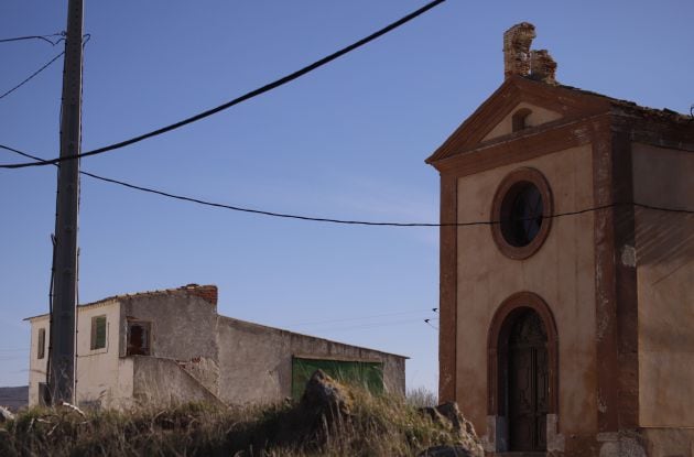 Antiguas escuelas (a la izquierda) e iglesia de Villas Viejas.