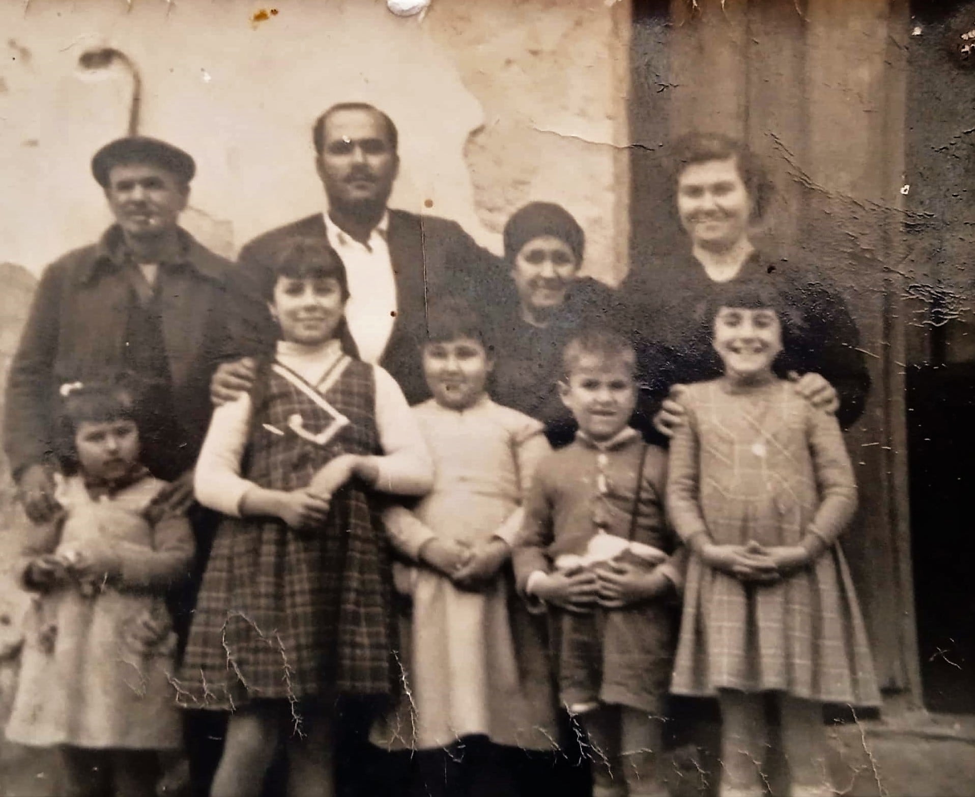 1958 .Josefa, hija de Francisco el huérfano, , segunda por la izquierda, junto a sus familiares, en la casa de sus abuelos maternos en la rambla del Cañar. Ella nació en Los Lucas de Tallante , pero se trasladó muy pequeña a vivir al rincón.