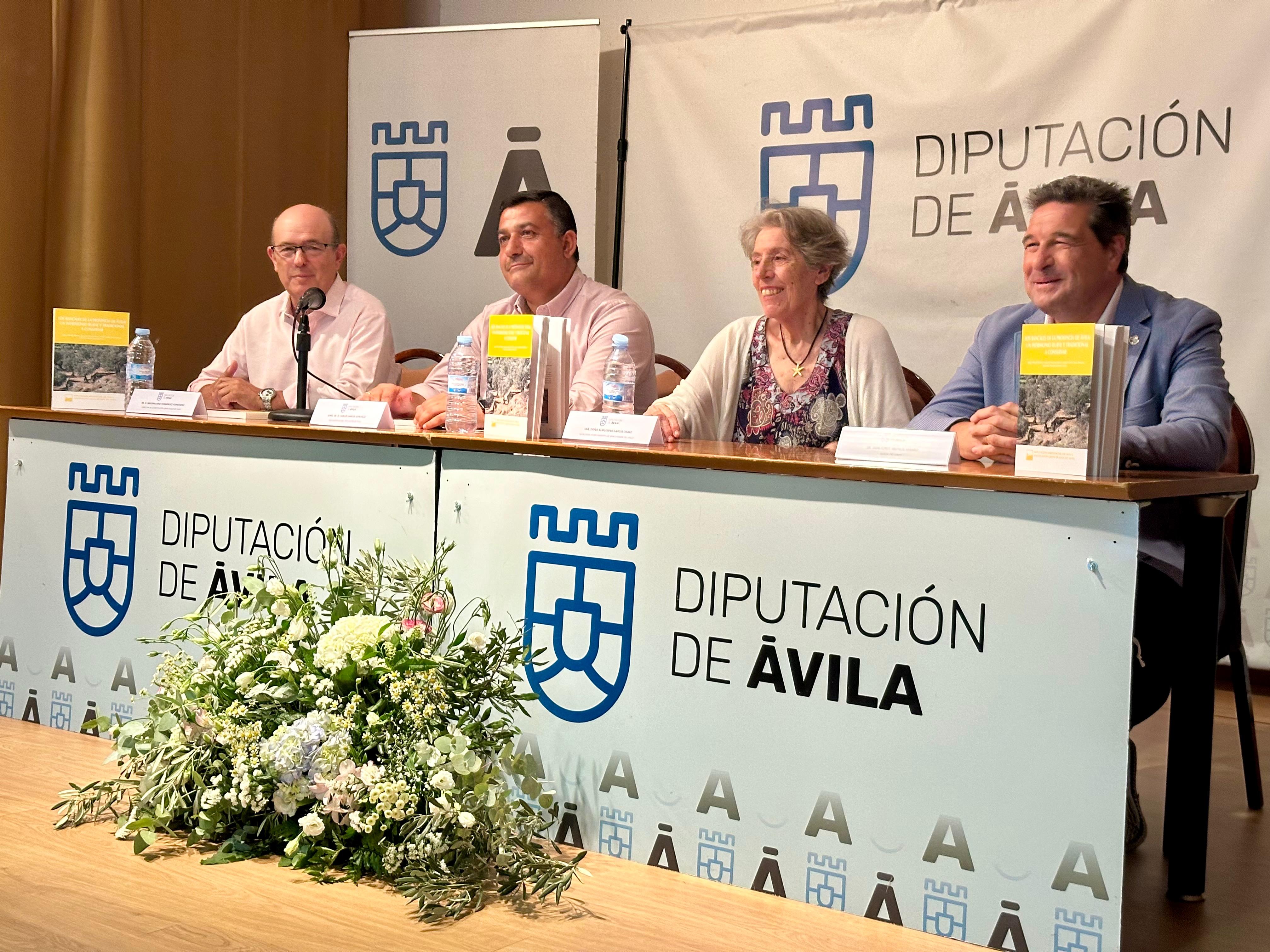 De izq. a der. Maximiliano Fernández, director de la Insitución Gran Duque de Alba, Carlos García, presidente de la Diputación, Almudena García, alcaldesa de San Esteban del Valle y Jorge Mongil, autor del libro