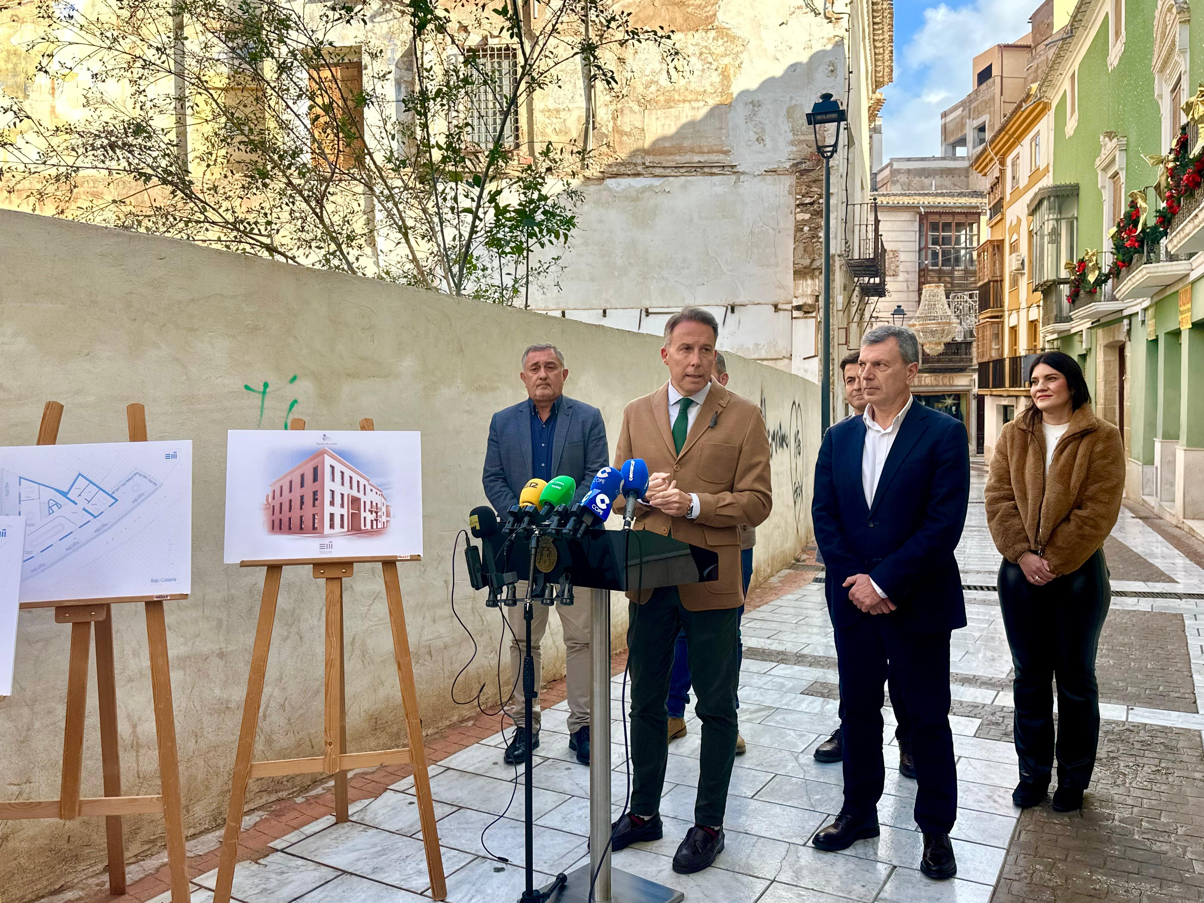 Fulgencio Gil, alcalde de Lorca, junto al gerente de Aguas de Lorca, Paco Reyes y otros miembros del equipo de Gobierno