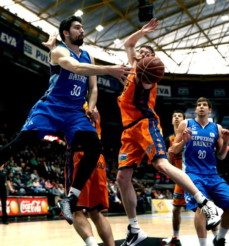 GRA281.VALENCIA, 11/04/2015.-Lucic,d., del Valencia y Josep Franch,d., del Gipuzkoa Basket, durante el partido de la vigésimo octava jornada de Liga que disputan en pabellón Fuente San Luís en Valencia. EFE/Juan Carlos Cárdenas