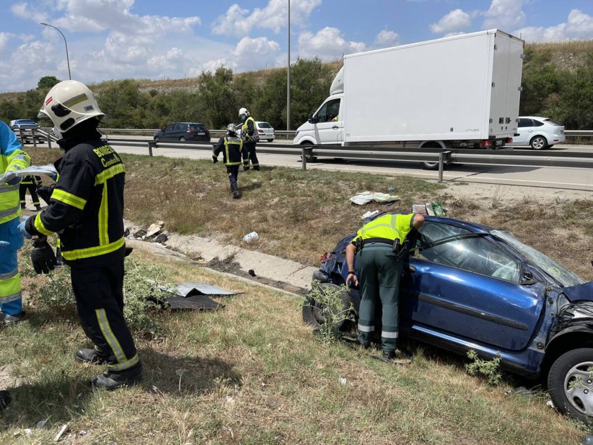 Rescatan a una conductora que quedó atrapada en un coche volcado en la M-50 en Getafe
