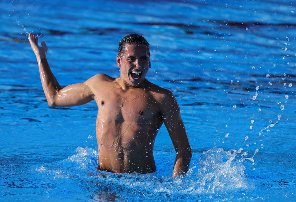 El campeón de Europa de natación artística, Dennis González, durante la final de los europeos Belgrado.