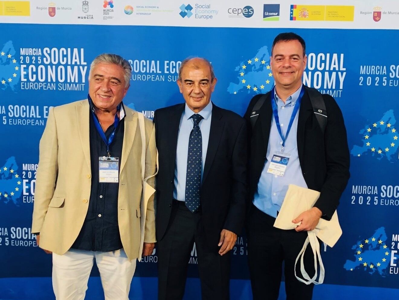 Juan Antonio Pedreño, presidente de Social Economy Europe, en el centro de la imagen con motivo de la I Cumbre Europea de la Economía Social, junto a José Luis Monzón, director de Ciriec; y José Juan Cabezuelo, director de Comunicación de Ciriec