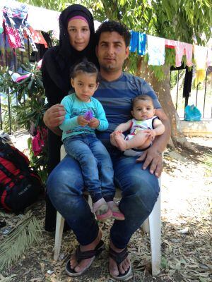 La familia de Osama, de Idlib (Siria), posa a la espera de comenzar la tramitación de sus papeles de refugiados