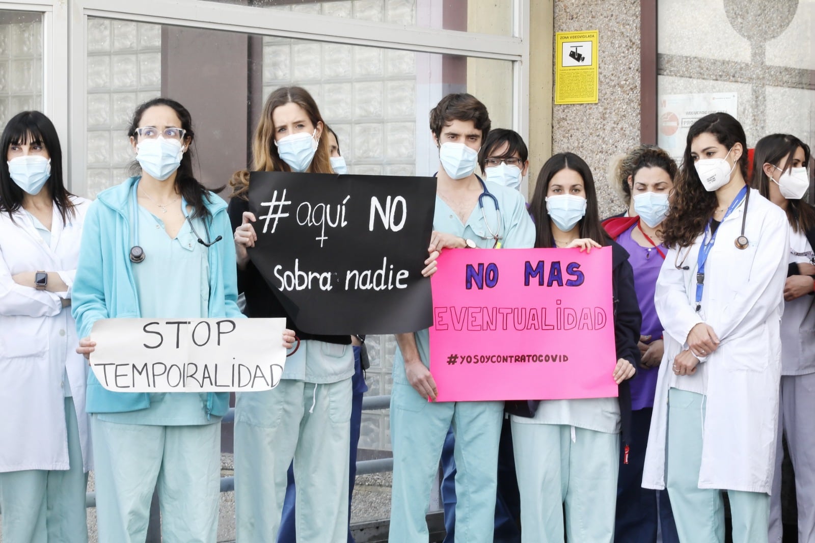 Profesionales sanitarios contratados en el Hospital de Getafe como refuerzo COVID se concentran contra la rescisión de contrato el 31 de marzo.