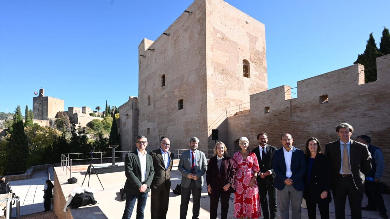 La consejera de Cultura de la Junta, Patricia del Pozo, ha visitado -junto a otras autoridades- el conjunto de Torres Bermejas (junto a la Alhambra de Granada) que será visitable de forma gratuitas los fines de semana