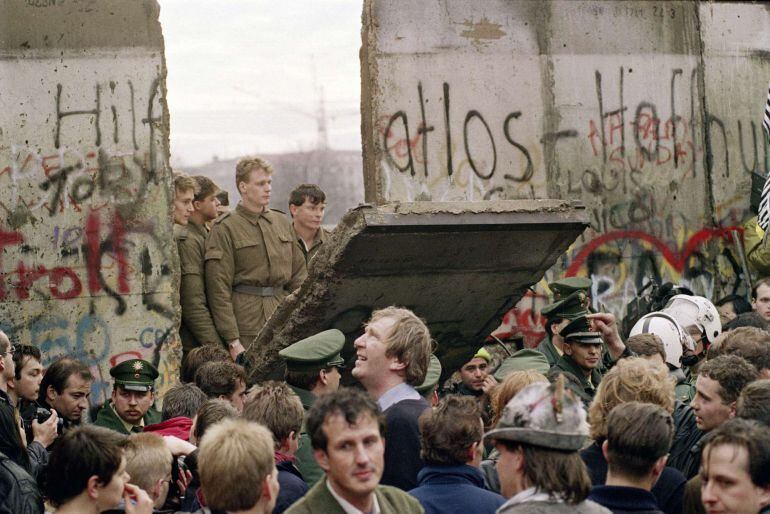 Ciudadanos del Oeste observan cómo guardias de frontera del Este proceden al derribo del muro el 11 de noviembre de 1989