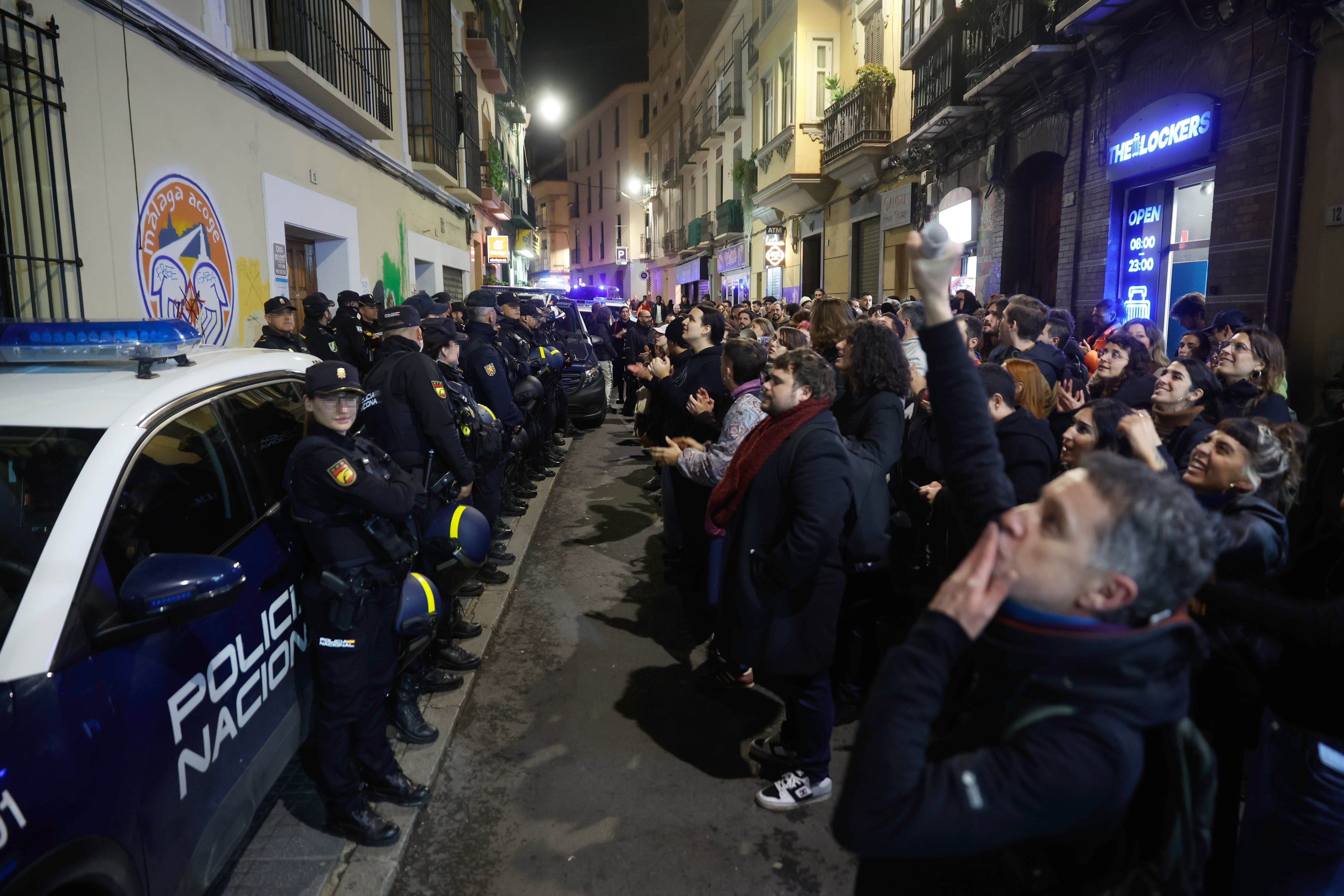 MÁLAGA, 16/01/2026.- Un grupo de personas del colectivo 'Un Techo por Derecho' ha ocupado este viernes un edificio del centro de Málaga que, según asegura, al parecer la Junta de Andalucía vendió a un fondo de inversión israelí, como acción reivindicativa ante una situación de "emergencia habitacional". EFE/ Jorge Zapata